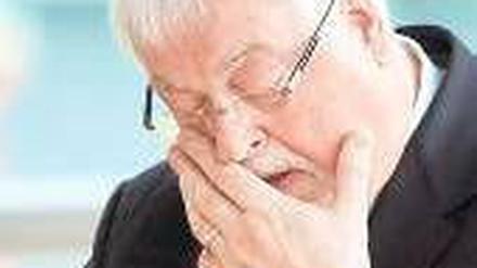 Sichtlich bewegt. Peter Harry Carstensen am Mittwoch in Kiel. Foto: dpa