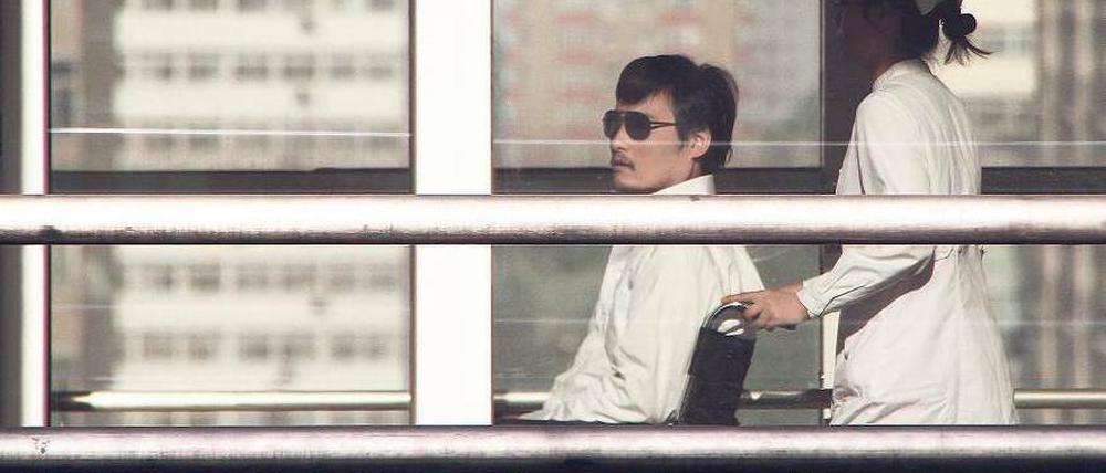 In Sicherheit soll Aktivist Guangcheng nun sein, das hatte die Regierung versprochen. Eigentlich. Hillary Clinton will wachsam bleiben. Foto: Jordan Pouille/AFP