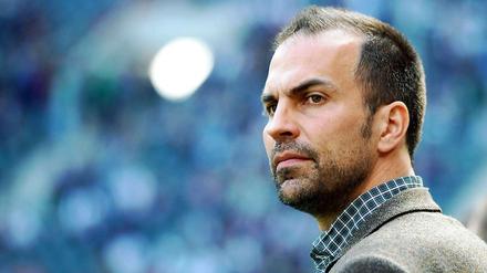 Markus Babbel kann Hertha am Samstag in die Zweite Liga befördern. Bis dahin wird schon mal verbal ausgeteilt.