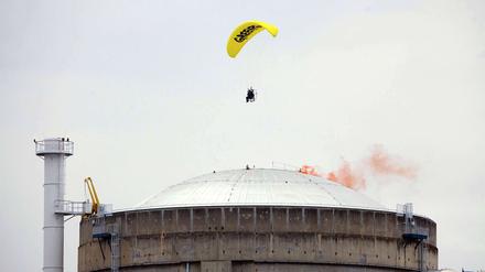 Der Greenpeace-Aktivist warf von seinem Gleitschirm aus Rauchbomben auf das Atomkraftwerk ab. 