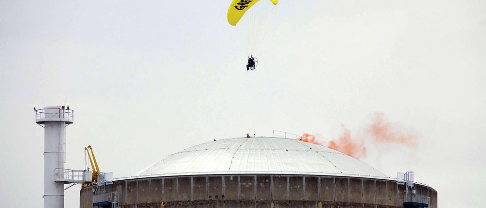 Der Greenpeace-Aktivist warf von seinem Gleitschirm aus Rauchbomben auf das Atomkraftwerk ab. 
