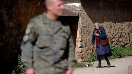 Ein deutscher Soldat eines Verbindungs- und Beobachtungstrupps der Kosovo Force-Truppen steht im Dorf Draicici nahe Prizren. Die Kfor-Truppen sollen dort noch länger für Sicherheit sorgen.