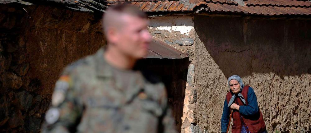 Ein deutscher Soldat eines Verbindungs- und Beobachtungstrupps der Kosovo Force-Truppen steht im Dorf Draicici nahe Prizren. Die Kfor-Truppen sollen dort noch länger für Sicherheit sorgen.