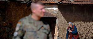 Ein deutscher Soldat eines Verbindungs- und Beobachtungstrupps der Kosovo Force-Truppen steht im Dorf Draicici nahe Prizren. Die Kfor-Truppen sollen dort noch länger für Sicherheit sorgen.