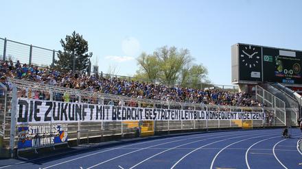 Stille im Jenaer Fanblock. Man tauscht sich nur noch schriftlich mit der Mannschaft aus...