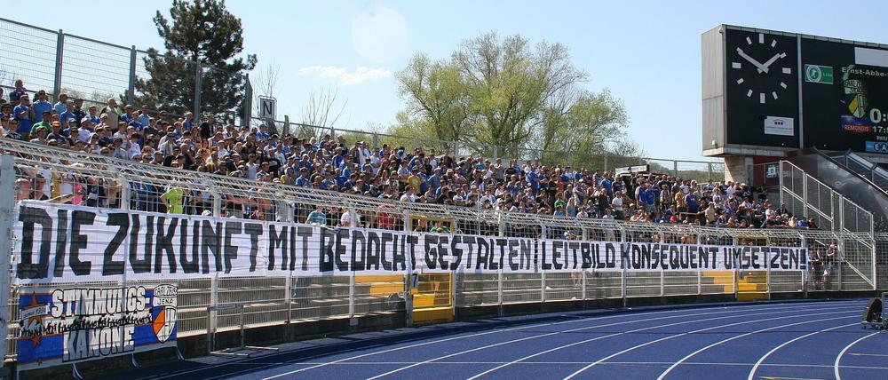 Stille im Jenaer Fanblock. Man tauscht sich nur noch schriftlich mit der Mannschaft aus...