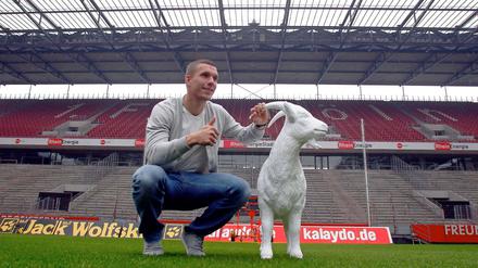Lukas Podolski und der Geißbock. Im Herzen nimmt er ihn mit nach London.