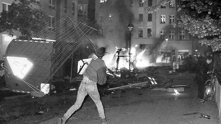 Am 1. Mai 1987 erlebte West-Berlin die schwersten Ausschreitungen der Nachkriegszeit. In aufgeheizter Stimmung begannen Autonome in Kreuzberg, zu randalieren und zu plündern. Wie später bekannt wurde, zündete ein Pyromane den Bolle-Supermarkt am Görlitzer Bahnhof an. Die Polizei verlor über Stunden die Gewalt über SO 36. Ein Rückblick in Bildern. 