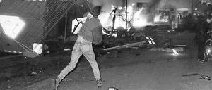 Am 1. Mai 1987 erlebte West-Berlin die schwersten Ausschreitungen der Nachkriegszeit. In aufgeheizter Stimmung begannen Autonome in Kreuzberg, zu randalieren und zu plündern. Wie später bekannt wurde, zündete ein Pyromane den Bolle-Supermarkt am Görlitzer Bahnhof an. Die Polizei verlor über Stunden die Gewalt über SO 36. Ein Rückblick in Bildern.