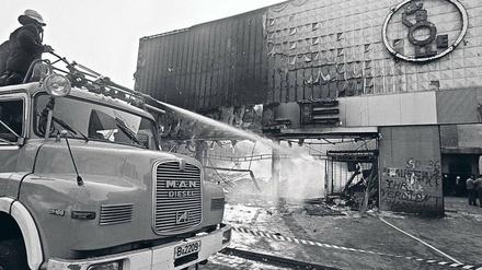 Am Morgen danach. Die Bolle-Filiale gegenüber dem Görlitzer Bahnhof konnte die Feuerwehr nicht mehr retten. Ein Pyromane hatte sie während der Krawalle angezündet, Störer hatten die Beamten am Löschen gehindert. Auch die U-Bahn war betroffen: Die Station Görlitzer Bahnhof wurde verwüstet, der Verkehr auf der berühmten Linie 1 musste in dem Bereich unterbrochen werden. Im Verlauf der Auseinandersetzungen wurden zahlreiche Randalierer festgenommen. 