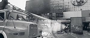 Am Morgen danach. Die Bolle-Filiale gegenüber dem Görlitzer Bahnhof konnte die Feuerwehr nicht mehr retten. Ein Pyromane hatte sie während der Krawalle angezündet, Störer hatten die Beamten am Löschen gehindert. Auch die U-Bahn war betroffen: Die Station Görlitzer Bahnhof wurde verwüstet, der Verkehr auf der berühmten Linie 1 musste in dem Bereich unterbrochen werden. Im Verlauf der Auseinandersetzungen wurden zahlreiche Randalierer festgenommen. 