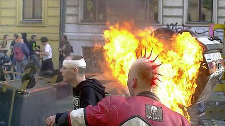 Brennende Mülltonnen und Verwüstung. Ein bekanntes Bild am 1. Mai 2001.
