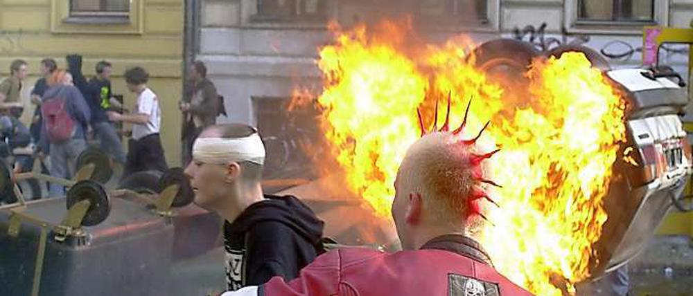Brennende Mülltonnen und Verwüstung. Ein bekanntes Bild am 1. Mai 2001.