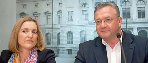 Margarete Koppers neben Innensenator Frank Henkel bei der Pressekonferenz zur Auswertung des 1. Mai. 
