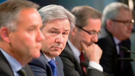 Ernste Gesichter bei der Pressekonferenz (von links): Rainer Schwarz, Klaus Wowereit, Matthias Platzeck und der Leiter der Pressestelle des Flughafens Ralf Kunkel. 