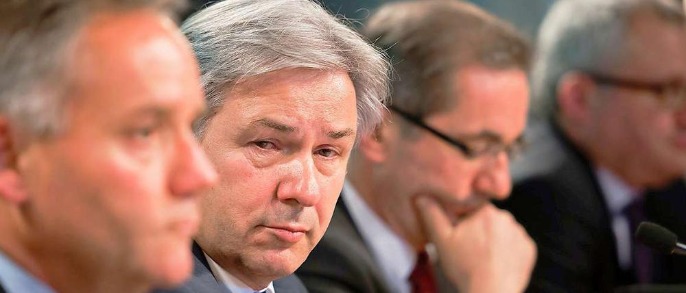 Ernste Gesichter bei der Pressekonferenz (von links): Rainer Schwarz, Klaus Wowereit, Matthias Platzeck und der Leiter der Pressestelle des Flughafens Ralf Kunkel.