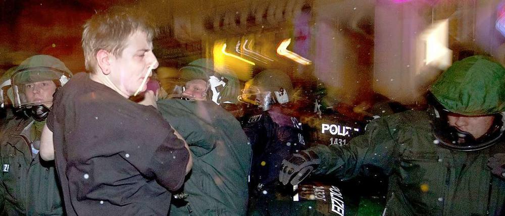 In voller Montur zwischen Feiernden und Flaschenwerfern: Polizisten auf dem Myfest.