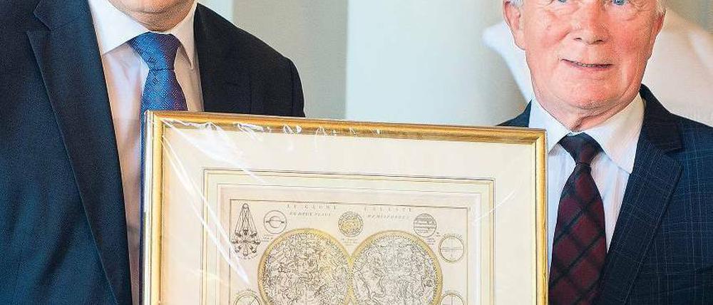 Himmlischer Geburtstag. Klaus Wowereit ehrt den früheren Kosmonauten Sigmund Jähn im Roten Rathaus mit einer Sternenkarte. Foto: Soeren Stache/dpa