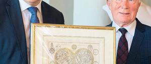 Himmlischer Geburtstag. Klaus Wowereit ehrt den früheren Kosmonauten Sigmund Jähn im Roten Rathaus mit einer Sternenkarte. Foto: Soeren Stache/dpa