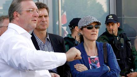 Frank Henkel und Margarete Koppers vor Ort bei den Einsatzkräften.