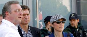 Frank Henkel und Margarete Koppers vor Ort bei den Einsatzkräften.