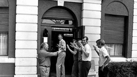 So sah es 1971 aus, als einige Spieler das „Hertha-Domizil“ in der Jülicher- Ecke Behmstraße besuchten. Jetzt ist das Ex-Klubhaus frisch renoviert.