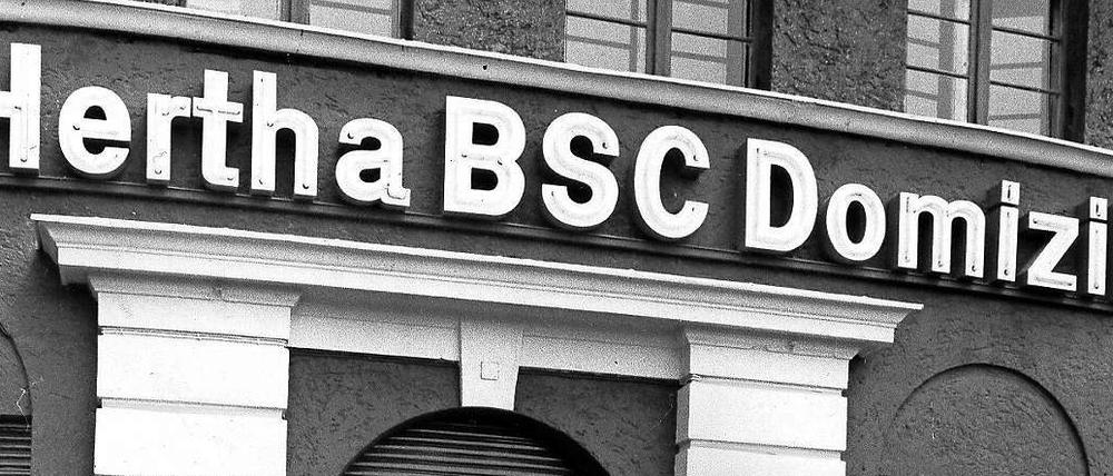 So sah es 1971 aus, als einige Spieler das „Hertha-Domizil“ in der Jülicher- Ecke Behmstraße besuchten. Jetzt ist das Ex-Klubhaus frisch renoviert.
