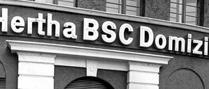 So sah es 1971 aus, als einige Spieler das „Hertha-Domizil“ in der Jülicher- Ecke Behmstraße besuchten. Jetzt ist das Ex-Klubhaus frisch renoviert.