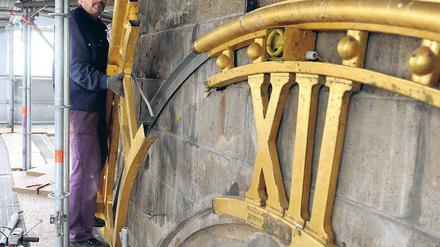 Höchste Zeit. Monteur Richard Madla baute am Donnerstag die Kirchturmuhr der Gedächtniskirche ab. Foto: dpa/Matthias Balk