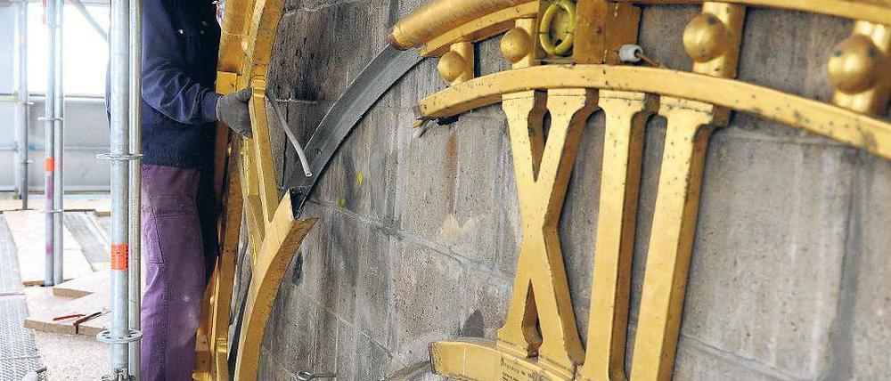 Höchste Zeit. Monteur Richard Madla baute am Donnerstag die Kirchturmuhr der Gedächtniskirche ab. Foto: dpa/Matthias Balk
