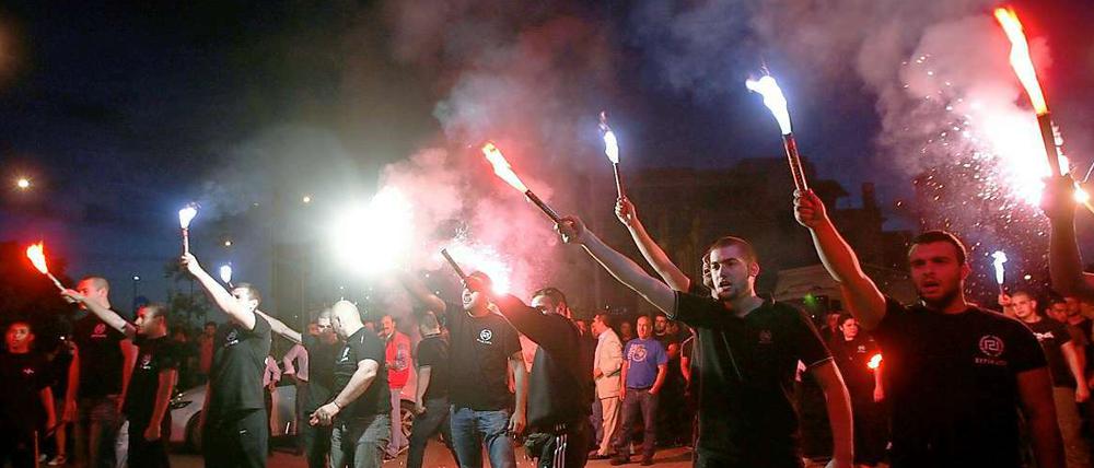 Anhänger der rechtsextremen Partei "Goldene Morgenröte" feiern die Wahlergebnisse.