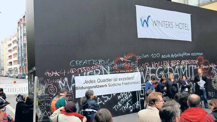 Anders als die Initiatoren lehnen viele Anwohner und Gewerbetreibende die Installation ab. Die Besitzer von "Winters Hotel" haben kurzerhand ein Werbeplakat aufgehängt. "Damit wir trotz Mauer sichtbar bleiben."