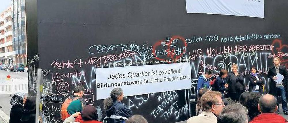 Anders als die Initiatoren lehnen viele Anwohner und Gewerbetreibende die Installation ab. Die Besitzer von "Winters Hotel" haben kurzerhand ein Werbeplakat aufgehängt. "Damit wir trotz Mauer sichtbar bleiben."