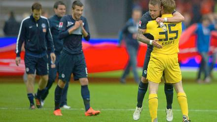 Vom Regen in die Relegation: Patrick Ebert und Thomas Kraft freuen sich aufs Nachsitzen.