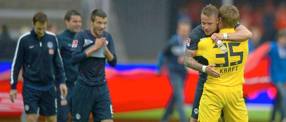 Vom Regen in die Relegation: Patrick Ebert und Thomas Kraft freuen sich aufs Nachsitzen.
