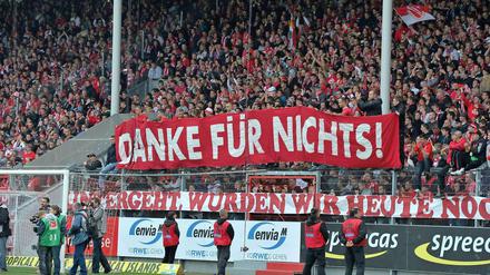 Die Cottbusser Fans können endlich die Saison abhaken.
