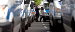 Pause zwischen den Fahrzeugen: Mit einem Großaufgebot versucht die Polizei Ausschreitungen in der Walpurgisnacht zu unterbinden.
