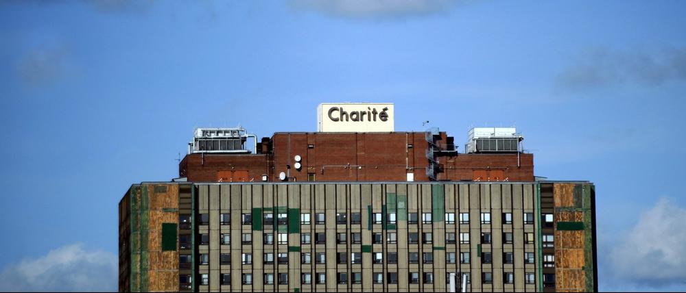 Angesichts des maroden Bettenhochhauses in der Berliner Charité wurde schon vor zehn Jahren der Ruf nach Sanierung laut, vor zwei Jahren wurden Bauarbeiten für 185 Millionen beschlossen. Das Bettenhaus soll angeblich im Jahr 2016 wieder in Betrieb gehen. 