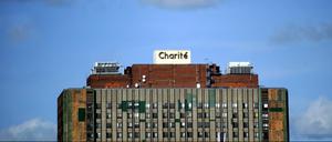 Angesichts des maroden Bettenhochhauses in der Berliner Charité wurde schon vor zehn Jahren der Ruf nach Sanierung laut, vor zwei Jahren wurden Bauarbeiten für 185 Millionen beschlossen. Das Bettenhaus soll angeblich im Jahr 2016 wieder in Betrieb gehen. 