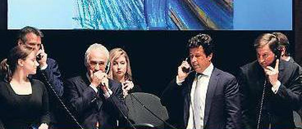 Angestellte nehmen Telefonangebote an.