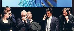 Angestellte nehmen Telefonangebote an.