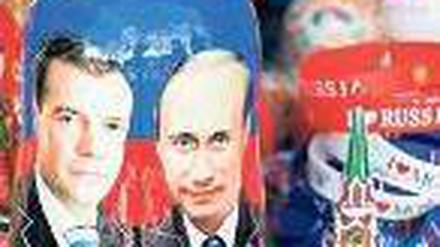 Feiern, wie auch immer. Russlands alter und neuer Präsident als Püppchen. Foto: dapd