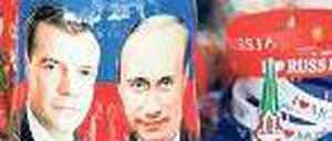 Feiern, wie auch immer. Russlands alter und neuer Präsident als Püppchen. Foto: dapd