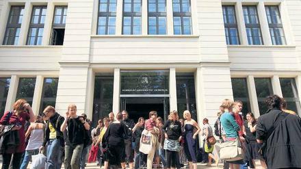 Es liegt was in der Luft. Die Humboldt-Universität (im Bild das Seminargebäude am Hegelplatz) will im dritten Anlauf endlich ihre Chance ergreifen, in den Exzellenzolymp einzuziehen. Im Wettbewerb um Graduiertenschulen und Cluster war sie bereits sehr erfolgreich. 