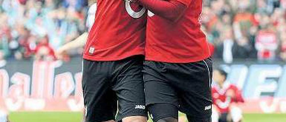 Zwei für Europa. Mohammed Abdellaoue (links) und Didier Ya Konan spielen mit Hannover 96 in der kommenden Saison wieder international. Foto: dapd