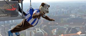 Hertha im freien Fall? Maskottchen Herthinho hat immerhin ein Seil mit, um sich von einem Hotel in die Tiefe zu stürzen. 