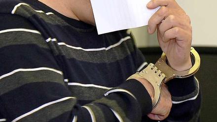 Der wegen Mordes seiner beiden Töchter angeklagte Peter-Thue R. aus Dänemark im Landgericht in Potsdam