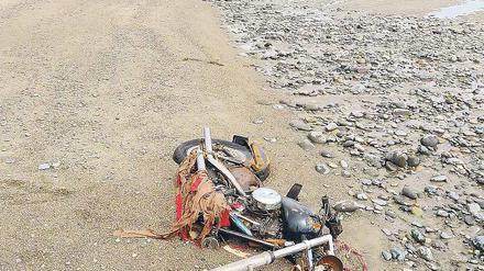 Strandgut. Der Pazifik hat die Harley Davidson aus Japan nach Osten an die kanadische Westküste, bis an den Strand von Graham Island getragen. Bald soll die Reise aber wieder westwärts gehen. 