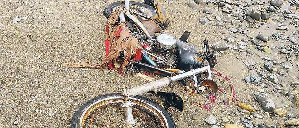 Strandgut. Der Pazifik hat die Harley Davidson aus Japan nach Osten an die kanadische Westküste, bis an den Strand von Graham Island getragen. Bald soll die Reise aber wieder westwärts gehen.