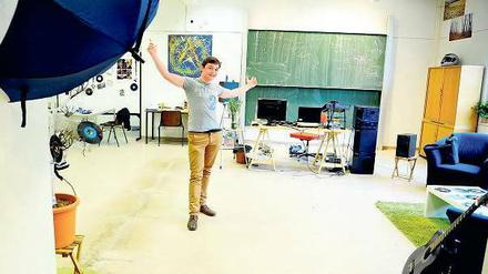 Sebastian Weber lebt seit einem Monat in einem Klassenzimmer - er ist der neueste Hauswächter einer Privatschule in Reinickendorf.